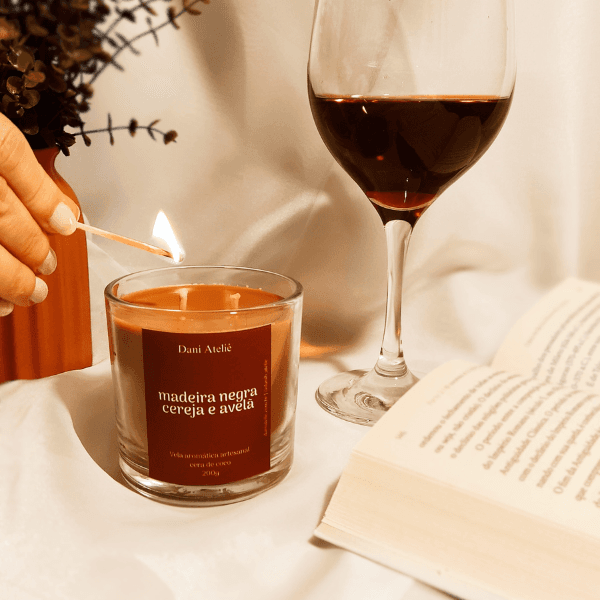 Vela Aromática Madeira Negra com Cereja e Avelã